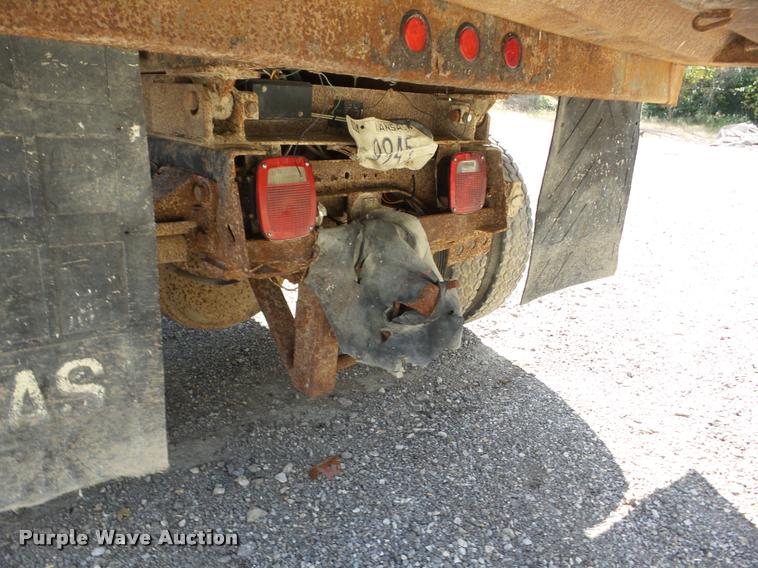 image for item J8718 1992 Ford F700 dump truck