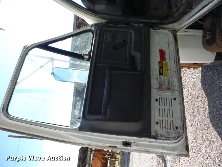 image for item J8718 1992 Ford F700 dump truck