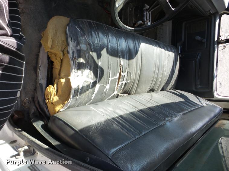 image for item J8718 1992 Ford F700 dump truck