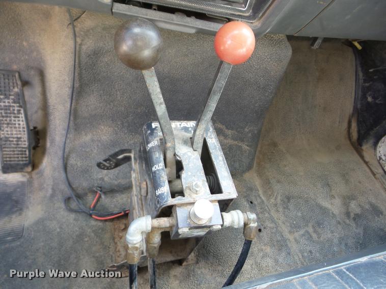 image for item J8718 1992 Ford F700 dump truck