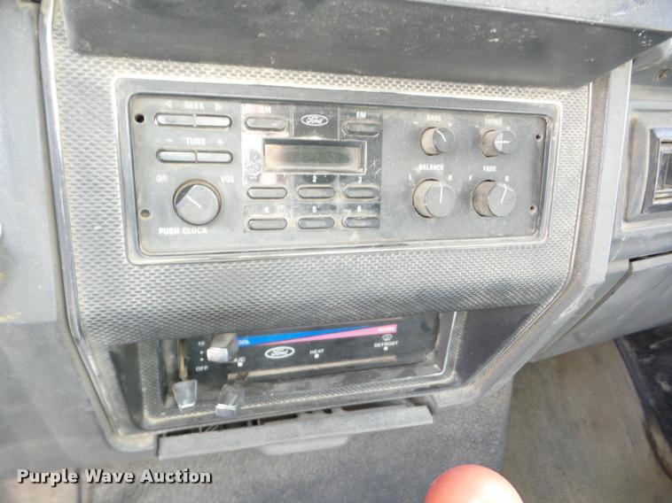 image for item J8718 1992 Ford F700 dump truck