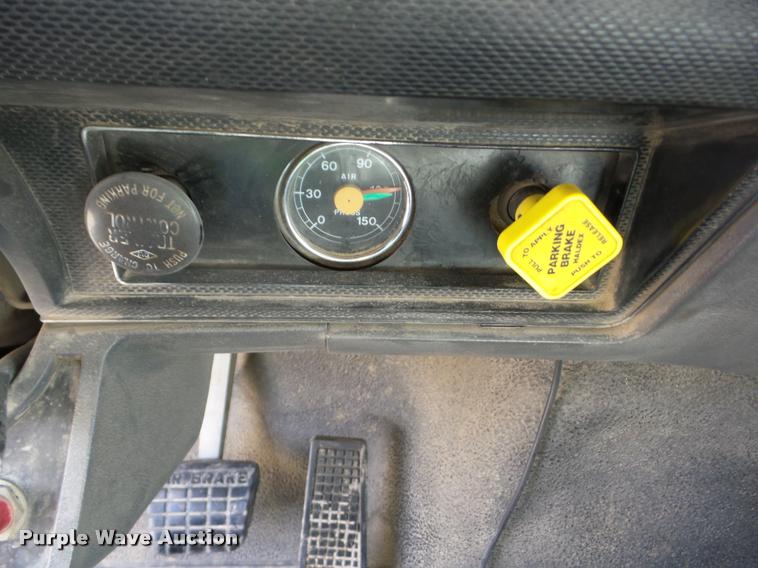 image for item J8718 1992 Ford F700 dump truck