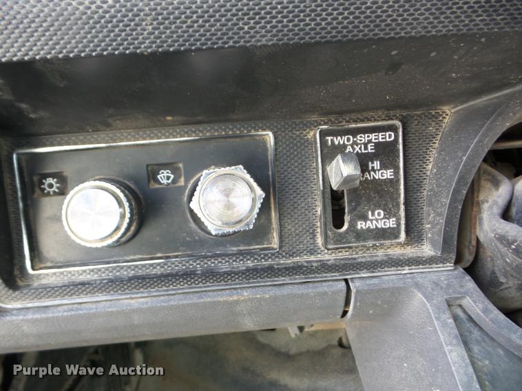 image for item J8718 1992 Ford F700 dump truck