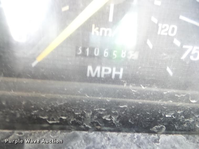 image for item J8718 1992 Ford F700 dump truck