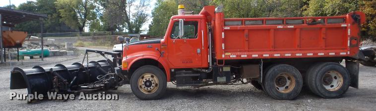 image for item J8719 1999 International 4900 dump truck
