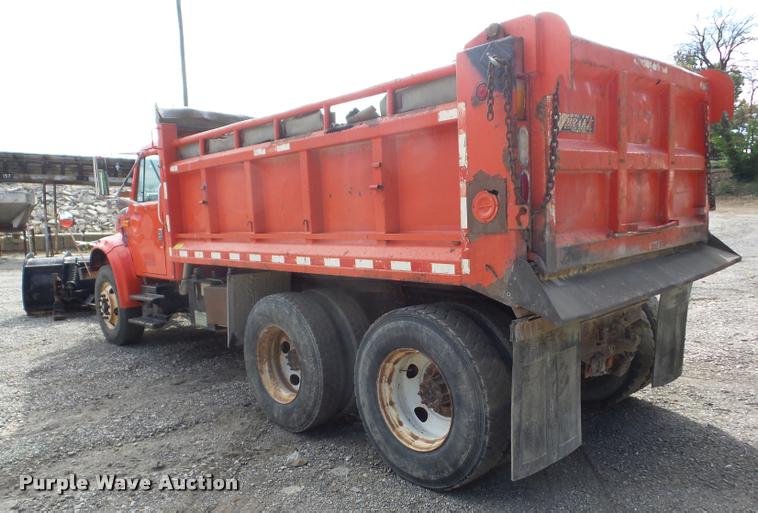 image for item J8719 1999 International 4900 dump truck
