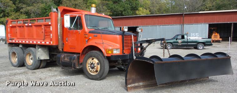 image for item J8719 1999 International 4900 dump truck
