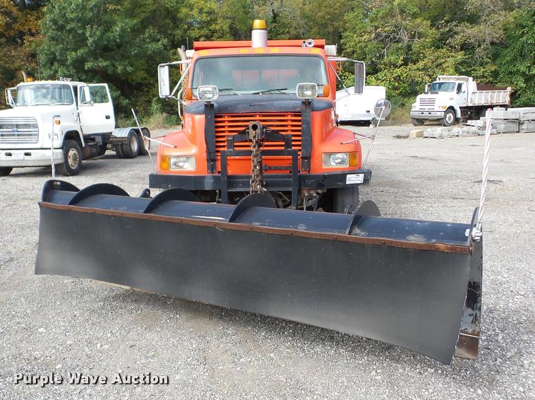 image for item J8719 1999 International 4900 dump truck