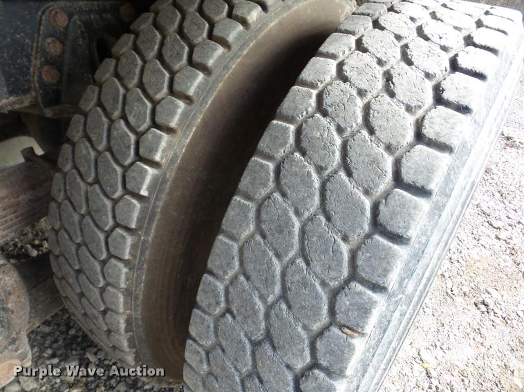 image for item J8719 1999 International 4900 dump truck