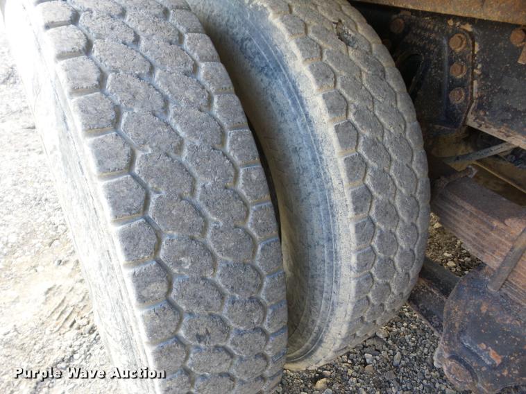 image for item J8719 1999 International 4900 dump truck