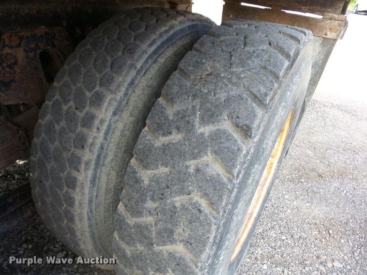 image for item J8719 1999 International 4900 dump truck