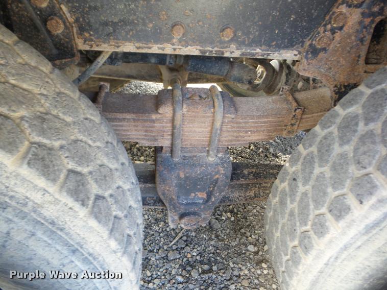 image for item J8719 1999 International 4900 dump truck