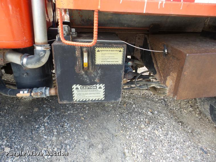 image for item J8719 1999 International 4900 dump truck