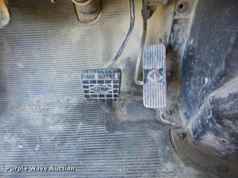 image for item J8719 1999 International 4900 dump truck