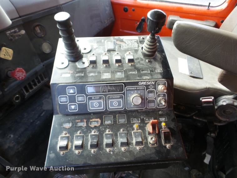 image for item J8719 1999 International 4900 dump truck