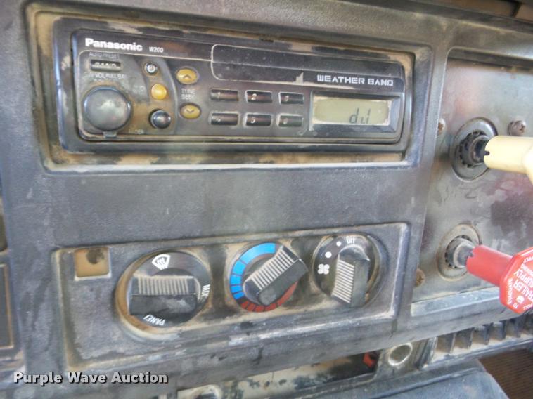 image for item J8719 1999 International 4900 dump truck