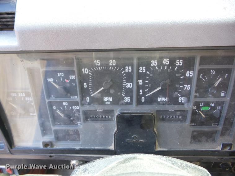 image for item J8719 1999 International 4900 dump truck