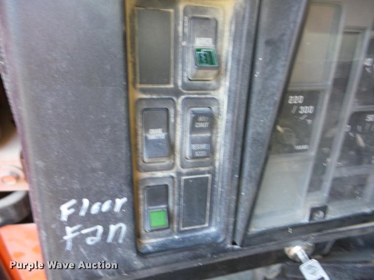 image for item J8719 1999 International 4900 dump truck