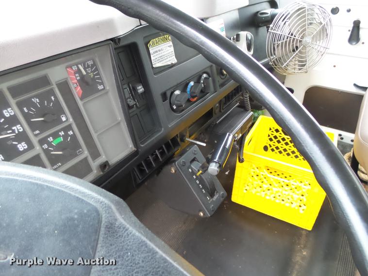 image for item K1401 1996 International 4700 box truck