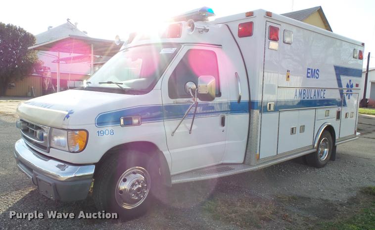 image for item K8083 1999 Ford Econoline E450 ambulance