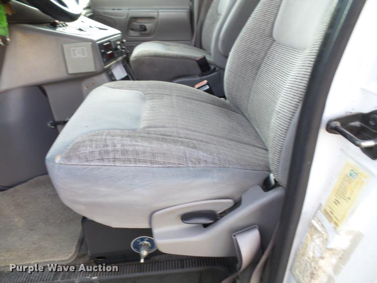 image for item K8083 1999 Ford Econoline E450 ambulance