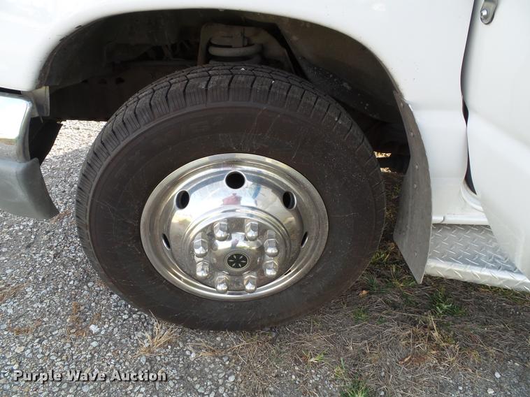 image for item K8083 1999 Ford Econoline E450 ambulance