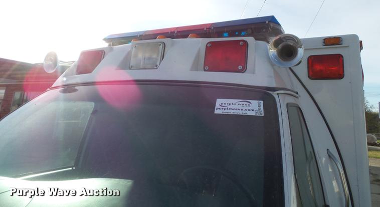 image for item K8083 1999 Ford Econoline E450 ambulance