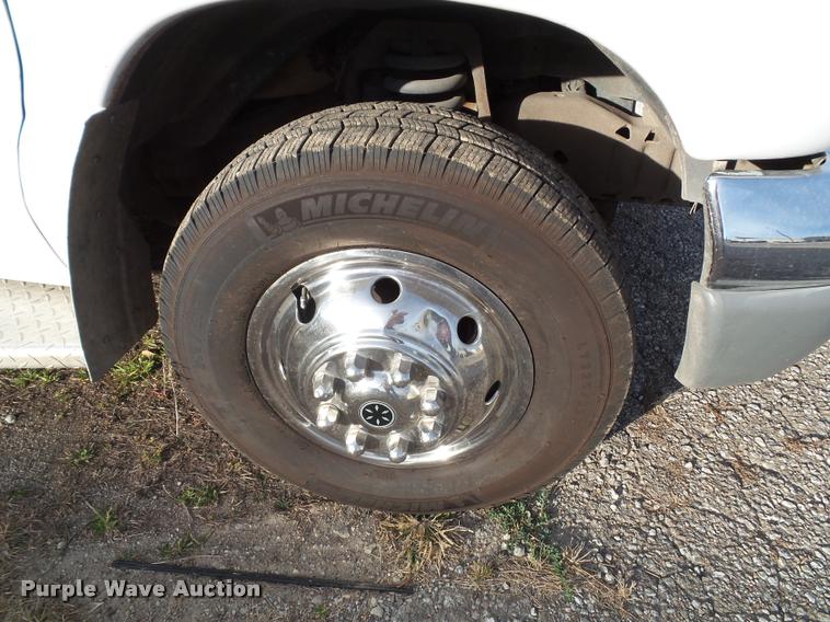 image for item K8083 1999 Ford Econoline E450 ambulance