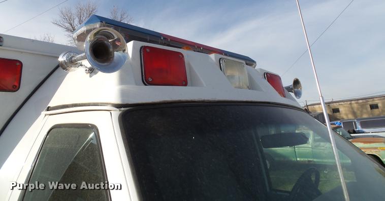 image for item K8083 1999 Ford Econoline E450 ambulance