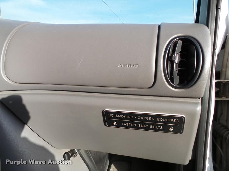 image for item K8083 1999 Ford Econoline E450 ambulance