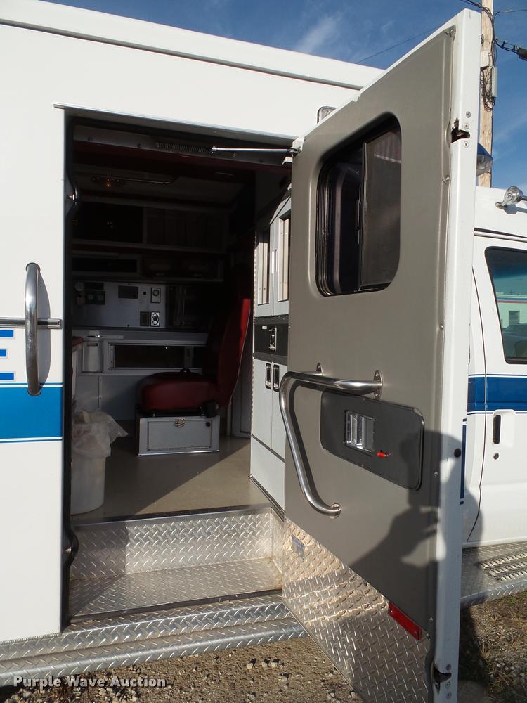 image for item K8083 1999 Ford Econoline E450 ambulance