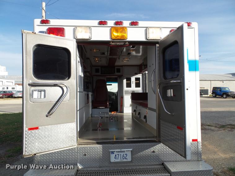 image for item K8083 1999 Ford Econoline E450 ambulance
