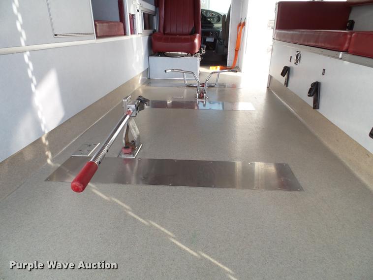 image for item K8083 1999 Ford Econoline E450 ambulance