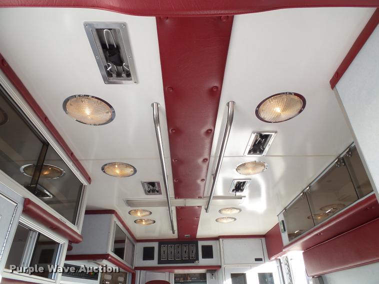 image for item K8083 1999 Ford Econoline E450 ambulance