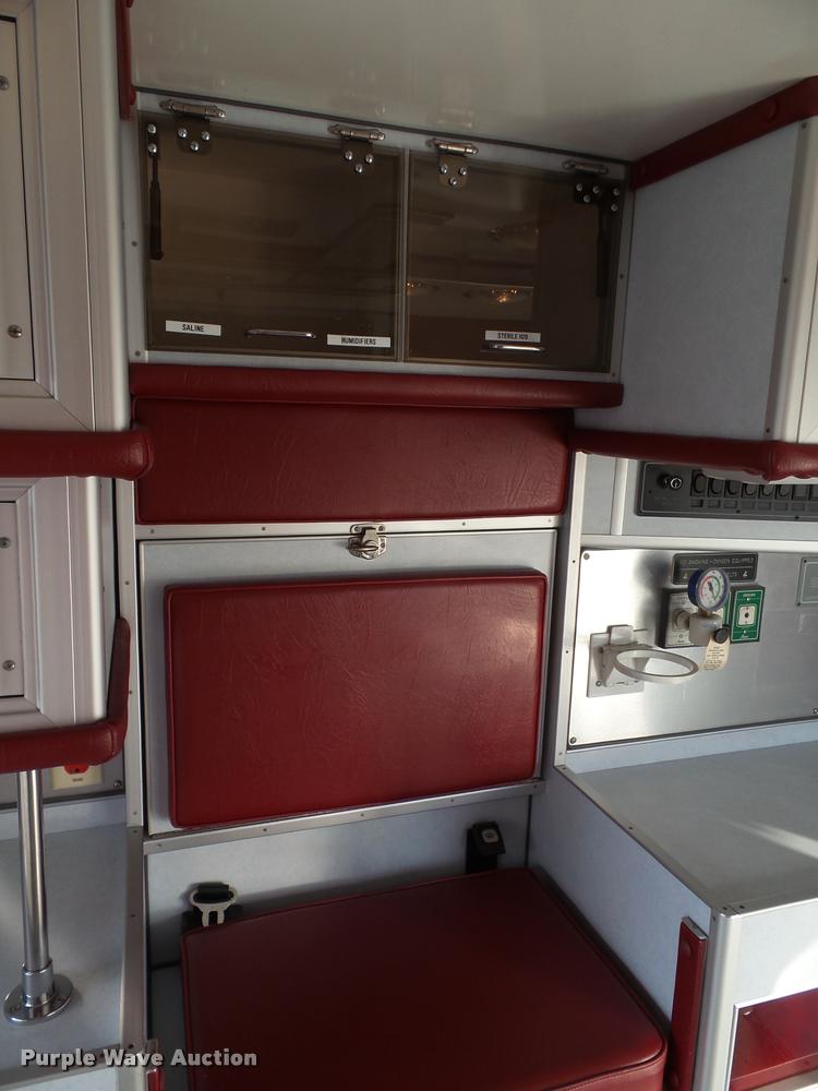 image for item K8083 1999 Ford Econoline E450 ambulance