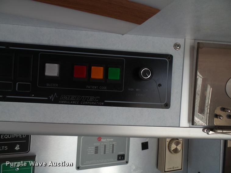 image for item K8083 1999 Ford Econoline E450 ambulance