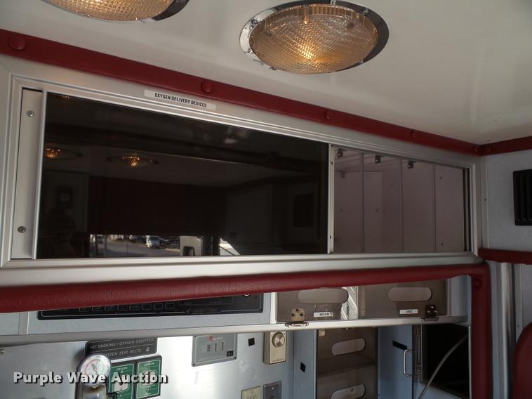 image for item K8083 1999 Ford Econoline E450 ambulance