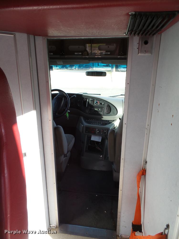 image for item K8083 1999 Ford Econoline E450 ambulance