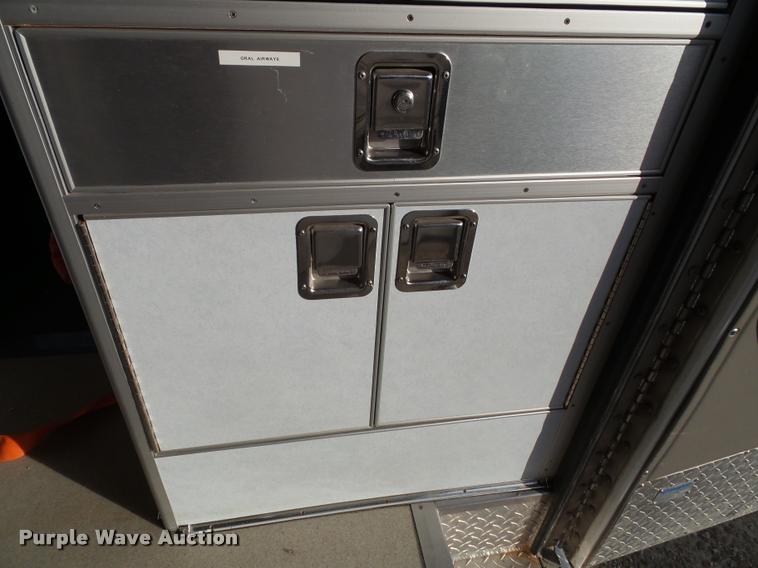 image for item K8083 1999 Ford Econoline E450 ambulance