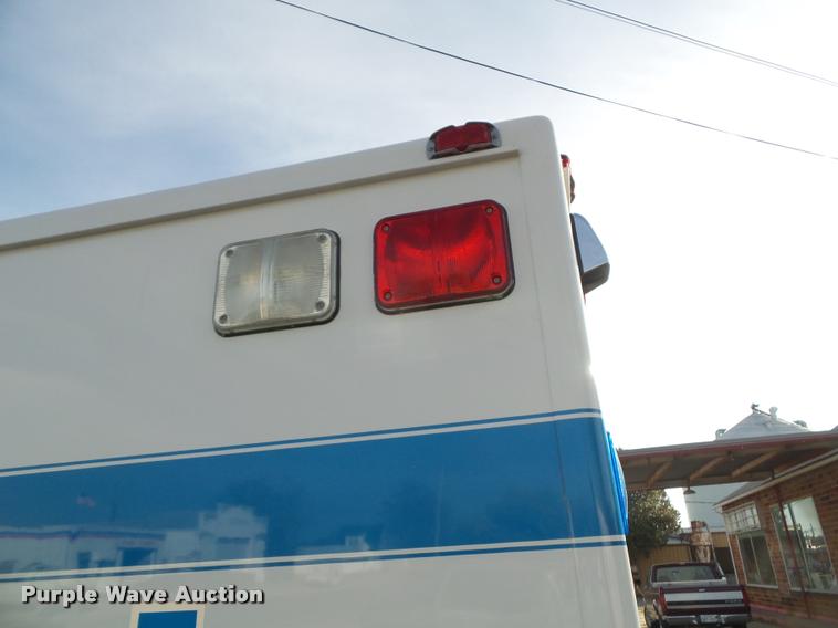 image for item K8083 1999 Ford Econoline E450 ambulance