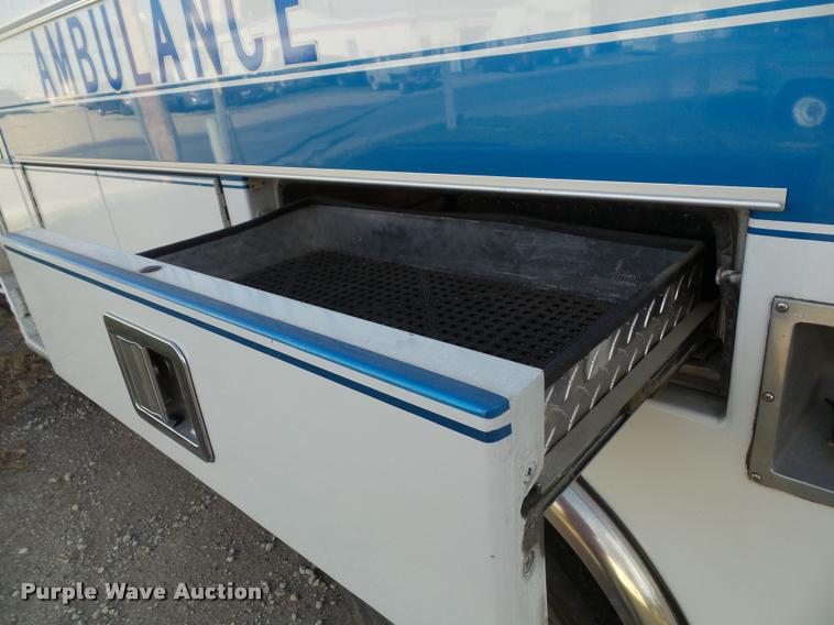 image for item K8083 1999 Ford Econoline E450 ambulance