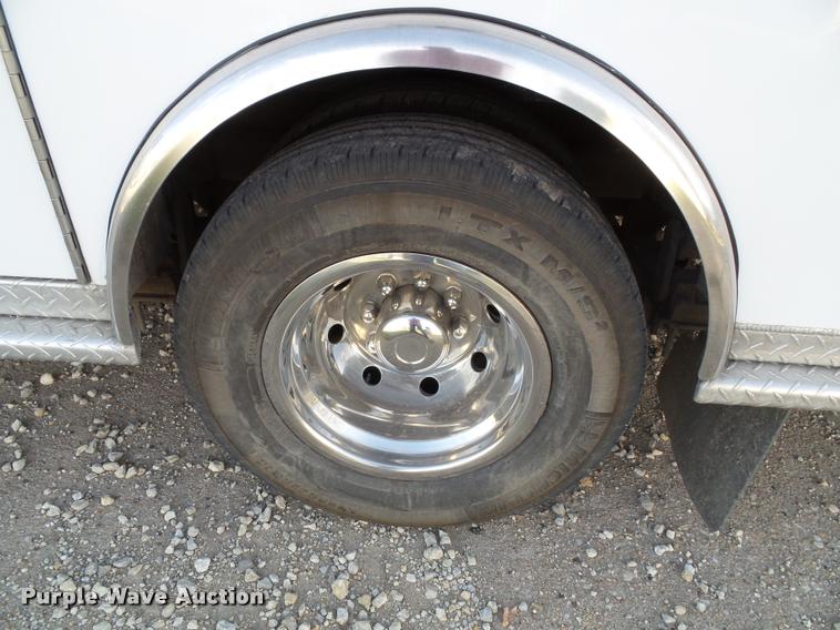 image for item K8083 1999 Ford Econoline E450 ambulance