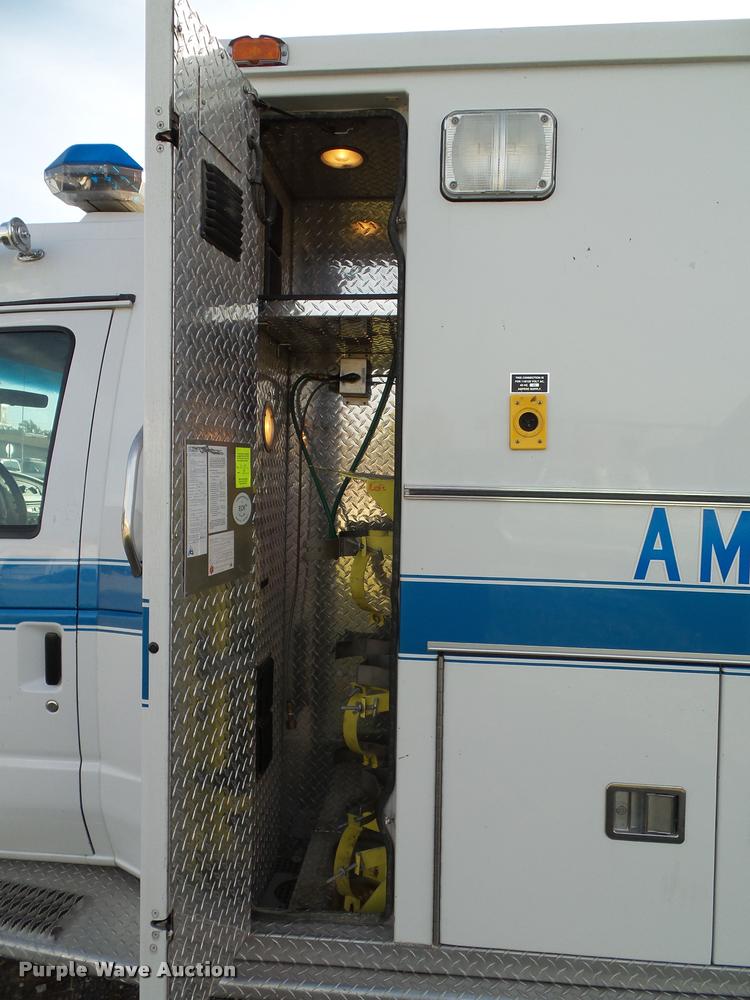 image for item K8083 1999 Ford Econoline E450 ambulance