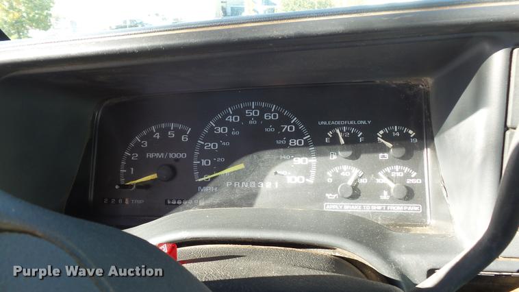 image for item K8098 2000 Chevrolet 2500 pickup truck