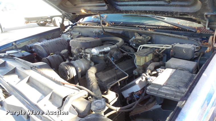 image for item K8098 2000 Chevrolet 2500 pickup truck