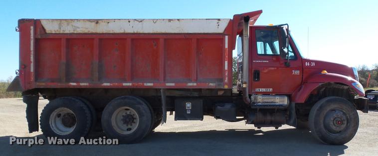 image for item K8110 2004 International 7400 dump truck