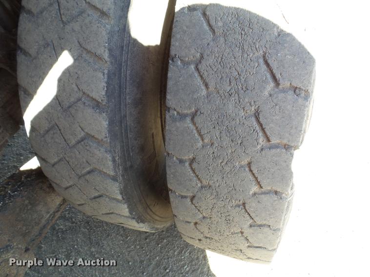 image for item K8110 2004 International 7400 dump truck