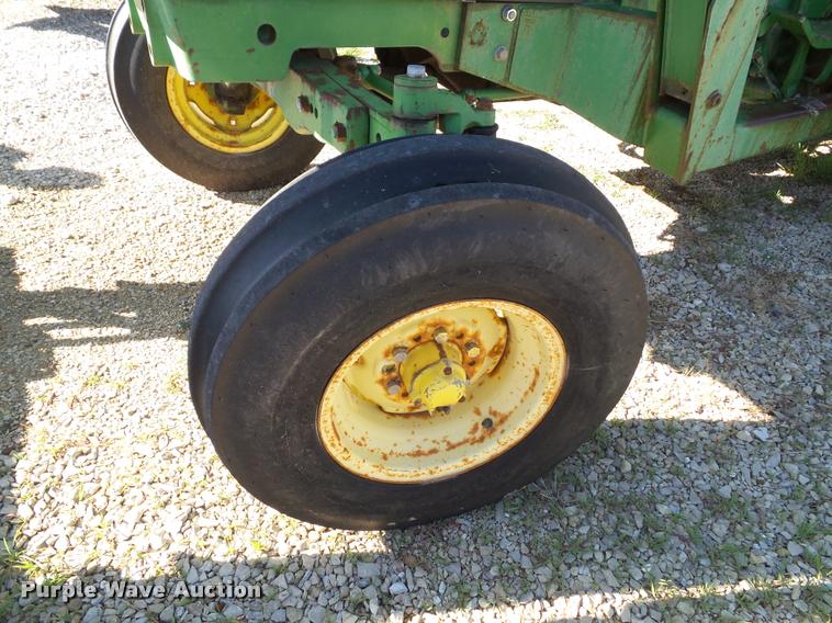 image for item K8116 John Deere 2355 tractor