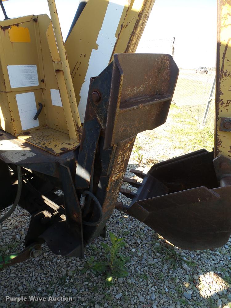 image for item K8116 John Deere 2355 tractor