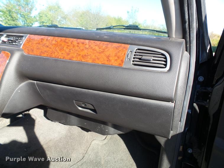 image for item K8127 2007 Chevrolet Suburban 2500 LT SUV